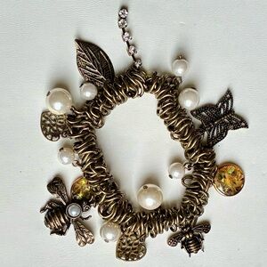 🐝 Bees Butterflies Hearts Faux Pearls Gold Tone Stretch Charm Bracelet